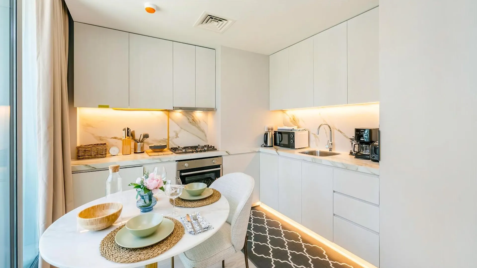 Fam Living - Stunning Modern Marina Apartment Dubai