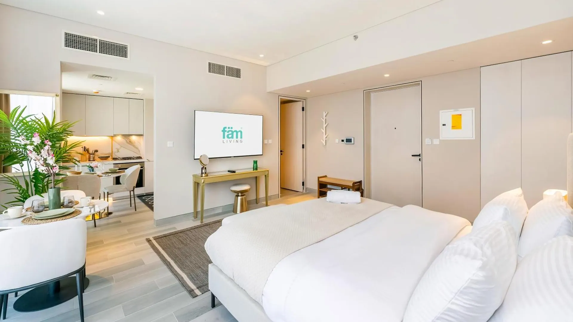 Fam Living - Stunning Modern Marina Apartment Dubai