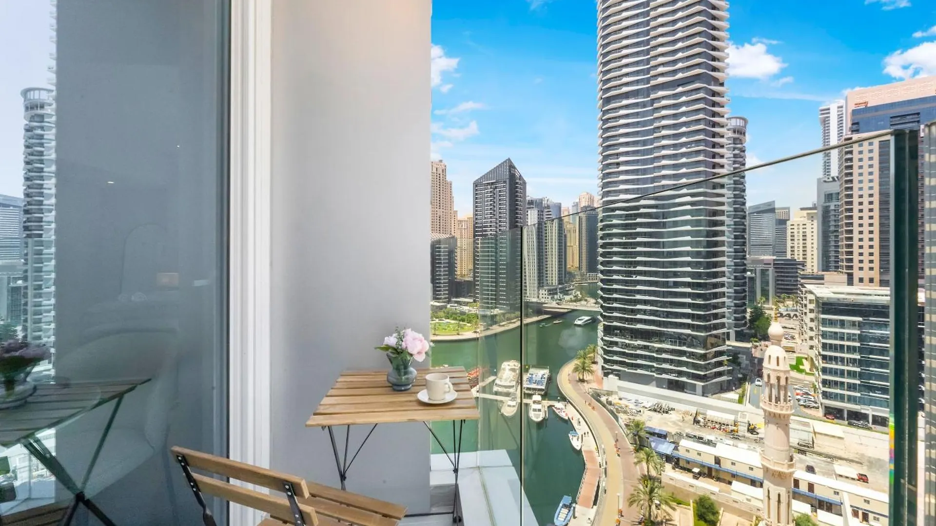 Fam Living - Stunning Modern Marina Apartment Dubai