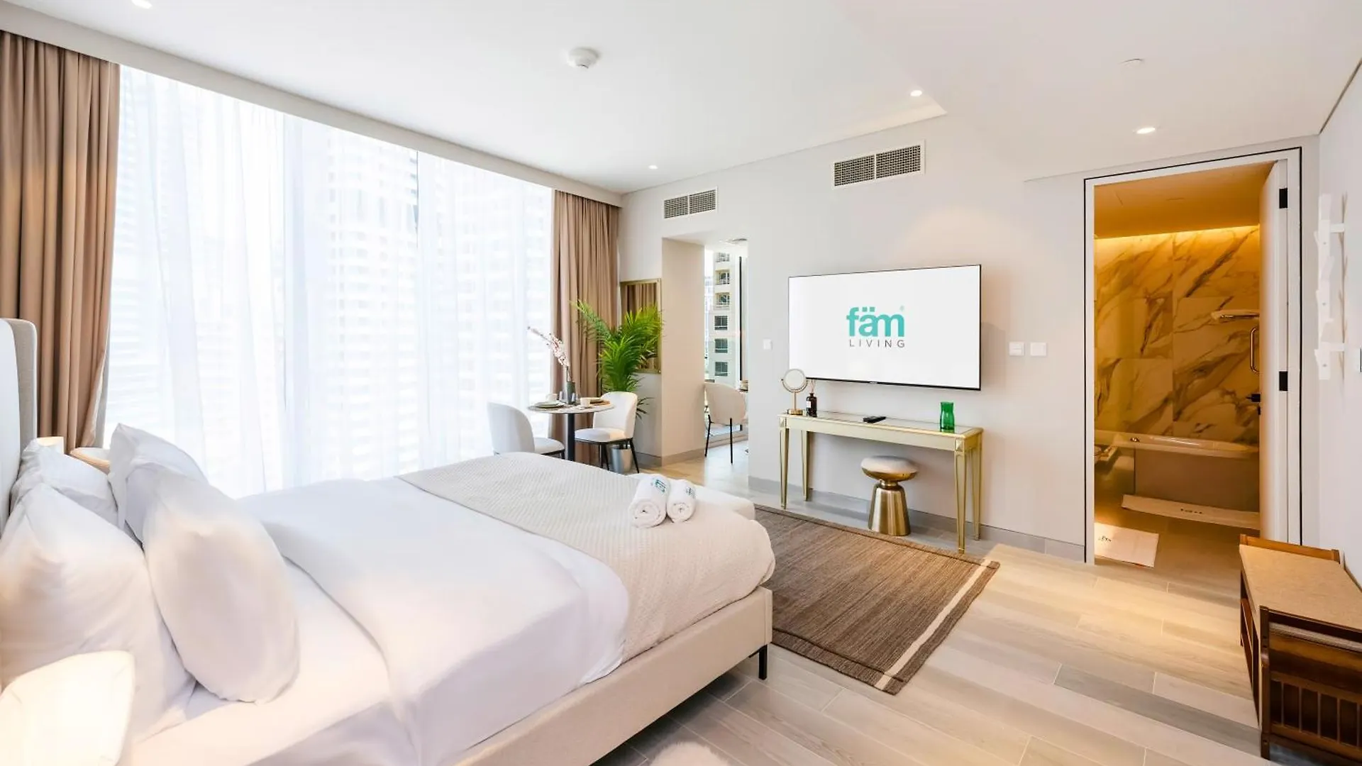 Fam Living - Stunning Modern Marina Apartment Dubai